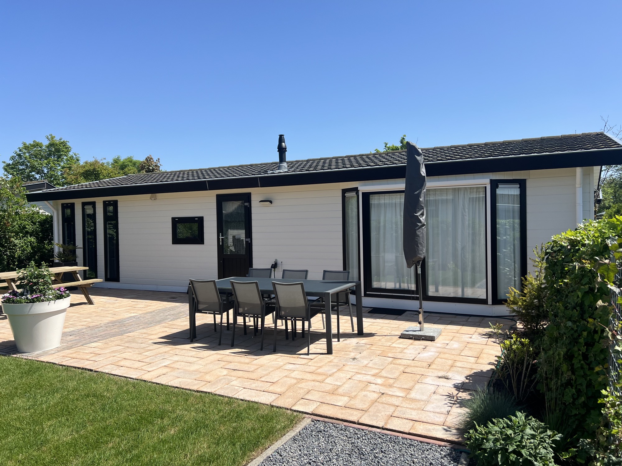 Woudhoeve 195 met terras en eettafel in de zon
