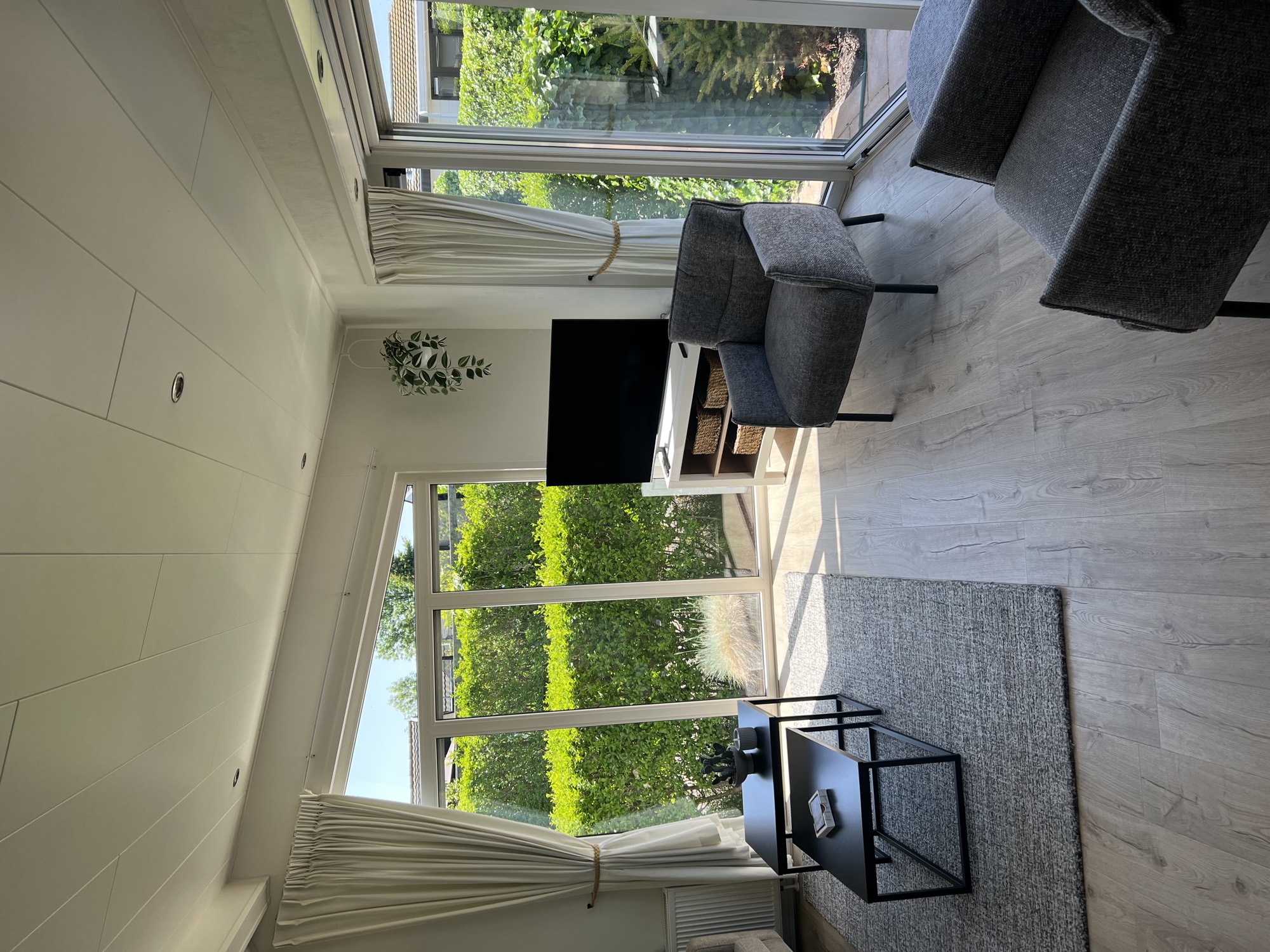 Lichte woonkamer met uitzicht op de tuin