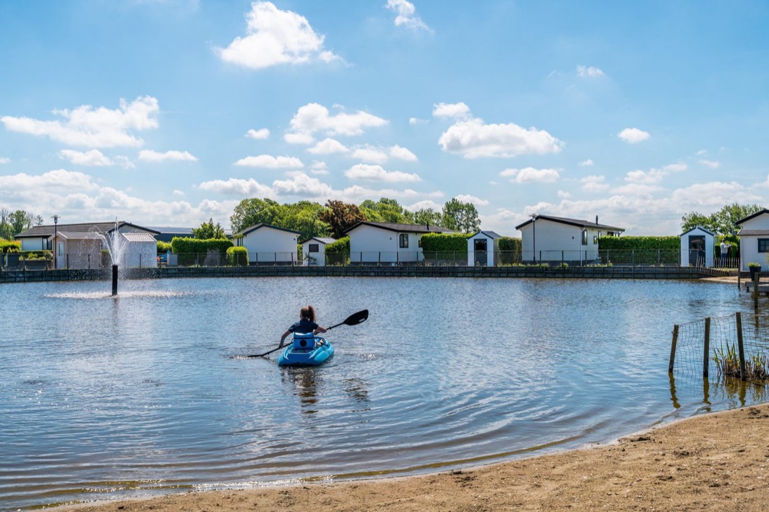 Recreatieplas met kajak